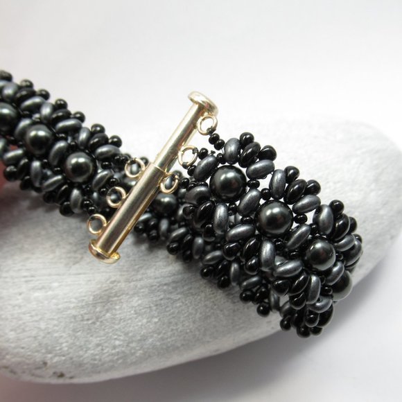 Hand woven bracelet with dark grey Swarovski pearls - Picture 7 of 8